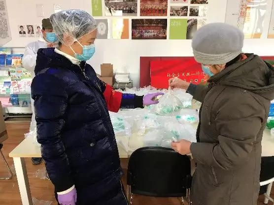 為樓棟分發口罩，并為包裝袋消毒